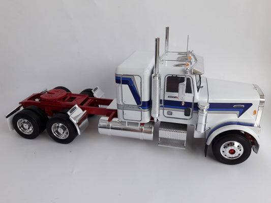 Italeri - Freightliner FLC 1:24