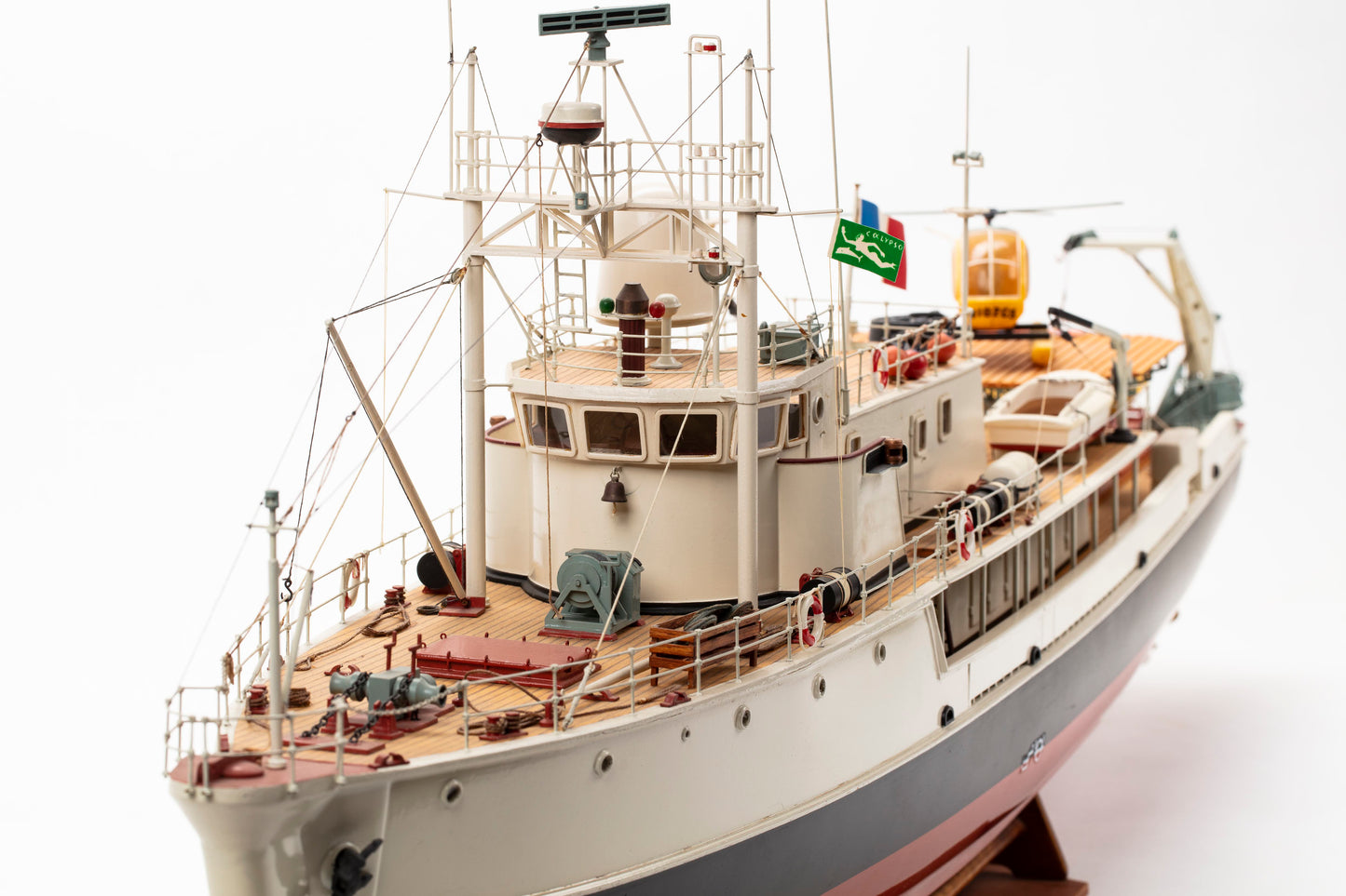 Billing Boats Jacques Costeau Calypso Research Vessel 1:45