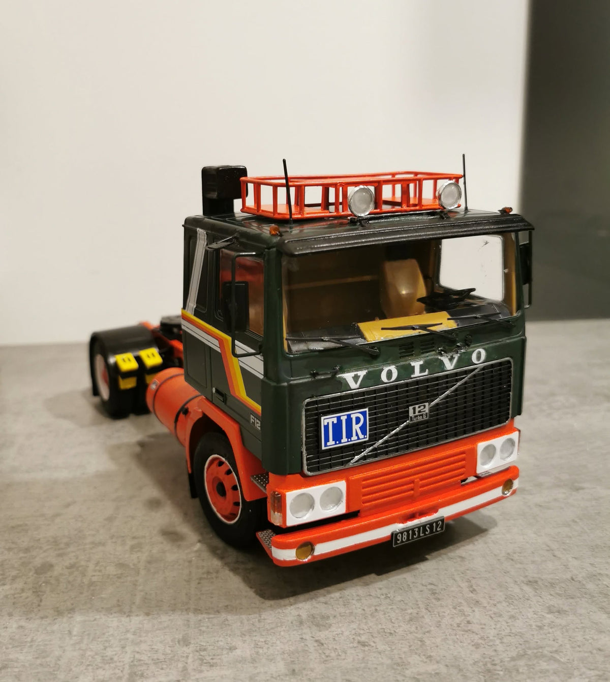 Italeri - Volvo F12 Intercooler Low Roof