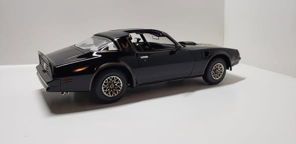Revell ’77 Pontiac Firebird “Smokey and the Bandit” — 1:25 Scale Model Kit