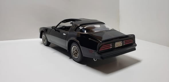 Revell ’77 Pontiac Firebird “Smokey and the Bandit” — 1:25 Scale Model Kit