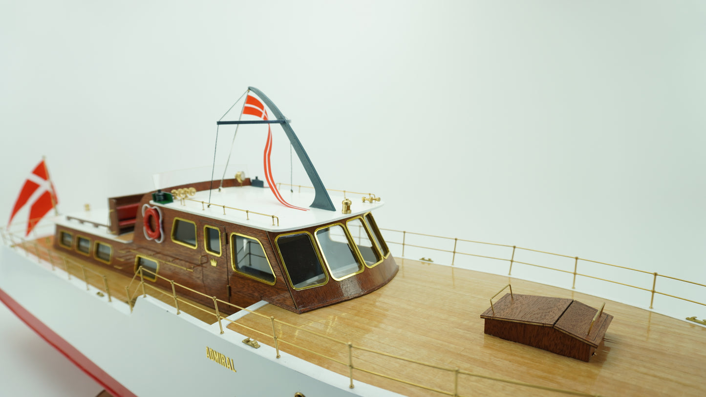 Billing Boats - 1:20 Admiral 1950s Motor Yacht
