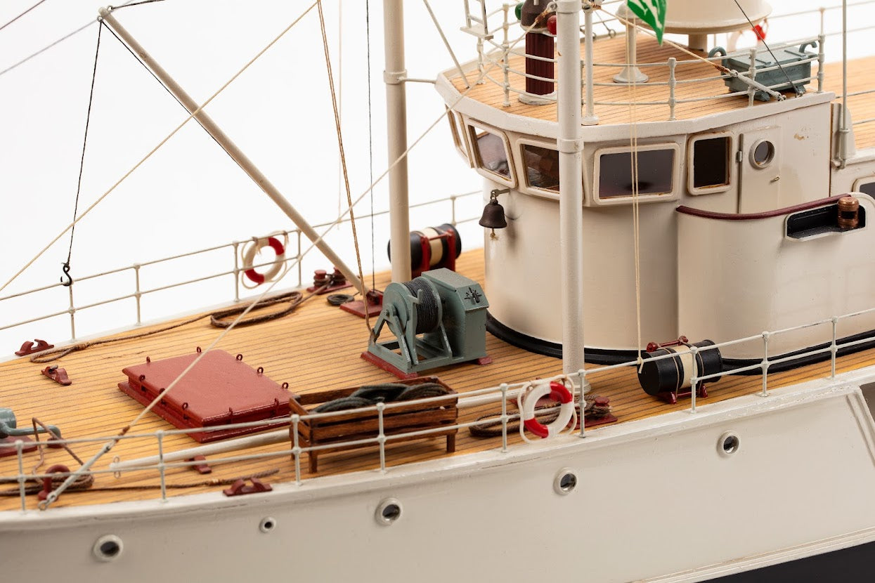 Billing Boats Jacques Costeau Calypso Research Vessel 1:45