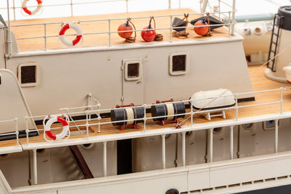 Billing Boats Jacques Costeau Calypso Research Vessel 1:45